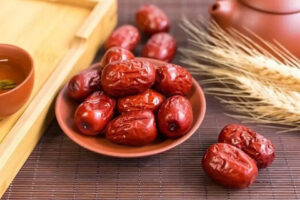 نمای نزدیک از عناب درشت، تازه و گوشتی