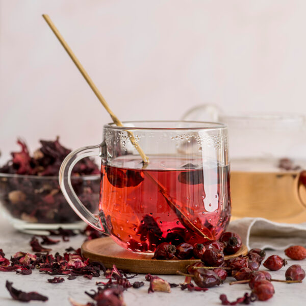 گل چای ترش تازه در فنجان آب جوش