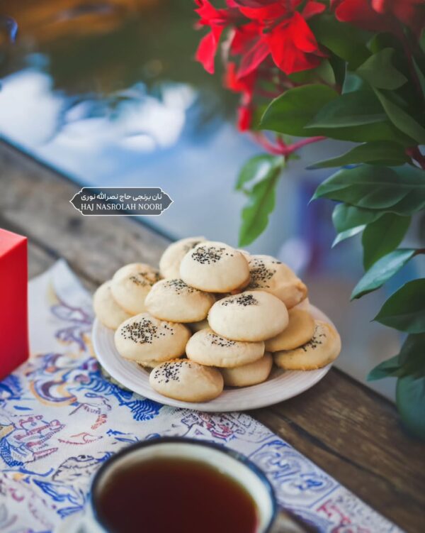 تصویر نان برنجی سفید مخصوص کرمانشاه ۷۰۰ گرمی در بسته‌بندی سنتی