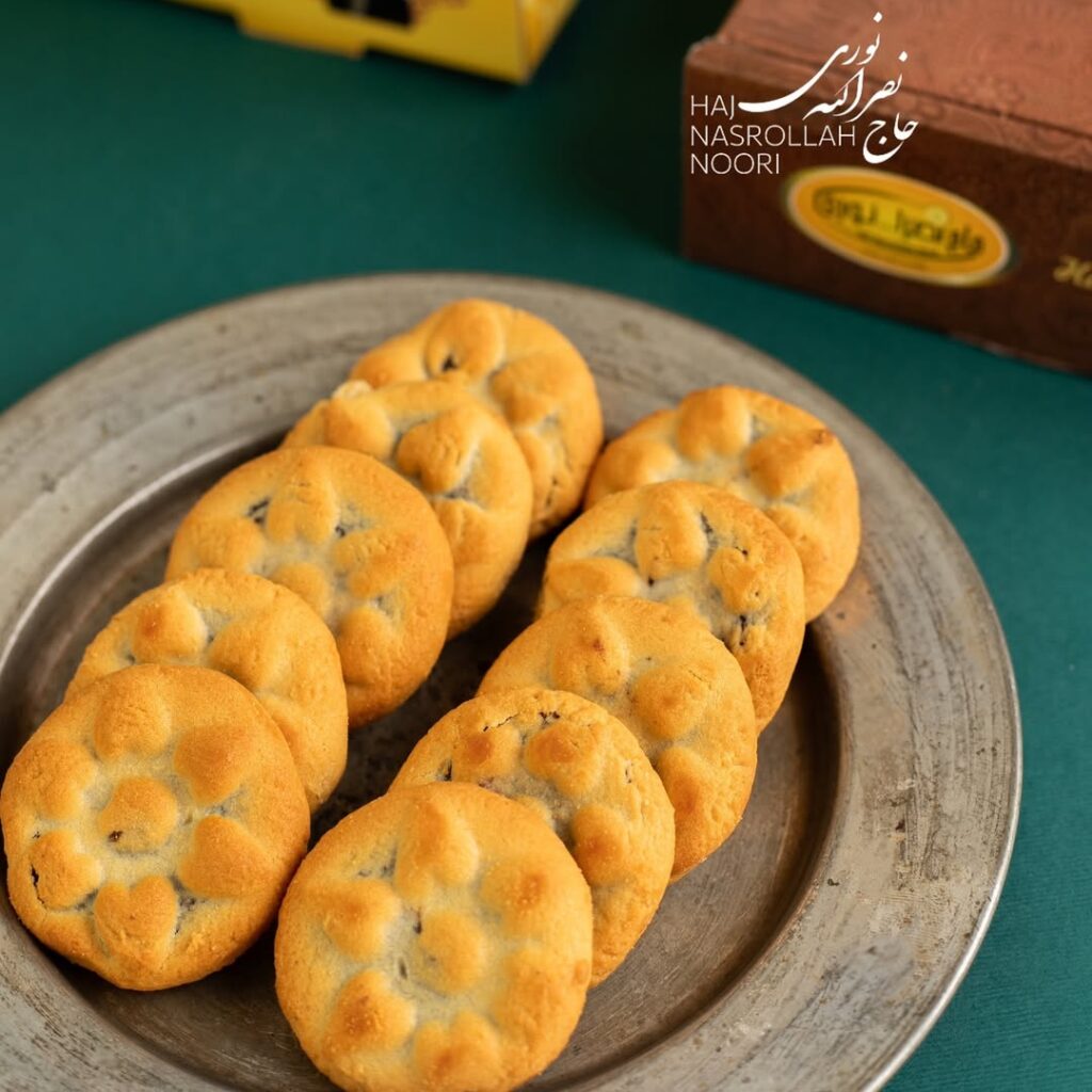 نان خرمایی طرح گل از نمای نزدیک