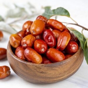 سنجد خشک شده تازه در ظرف چوبی