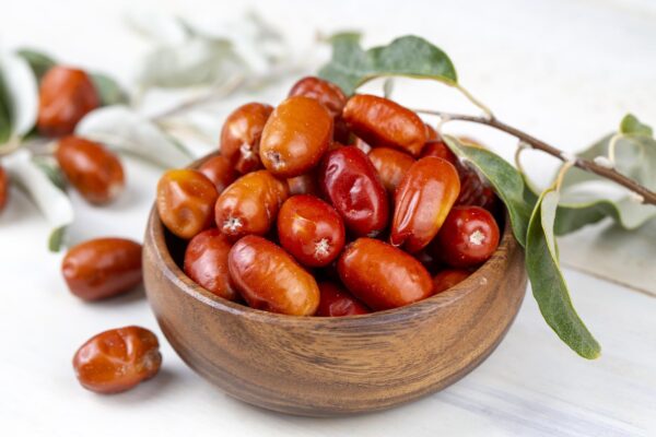 سنجد خشک شده تازه در ظرف چوبی