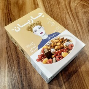 تصویر بسته‌بندی موسلی بادام زمینی و شیر شکلات چاربان ۲۵۰ گرمی با طراحی زیپ‌دار، مناسب نگهداری و حمل آسان