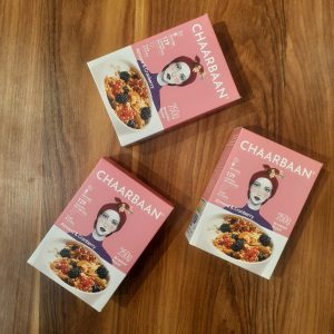 تصویر بسته‌بندی موسلی بادام و کرنبری چاربان ۲۵۰ گرمی - ترکیب جو دوسر پرک، بادام بوداده و کرنبری خشک‌شده - منبع فیبر و پروتئین گیاهی - مناسب برای صبحانه سالم و میان‌وعده رژیمی