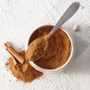 «پودر دارچین خالص ژیوار داخل کاسه چینی، با رنگ طبیعی و عطر دل‌انگیز»