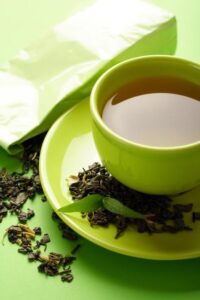 فنجان چای سبز دم‌کرده با رنگ سبز ملایم و عطر طبیعی