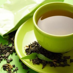 فنجان چای سبز دم‌کرده با رنگ سبز ملایم و عطر طبیعی