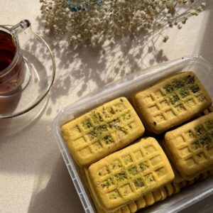 تصویر نان پسته سنتی یزد جعبه چفتی ژیوار – شیرینی سنتی ایرانی با مغز پسته در بسته‌بندی محکم