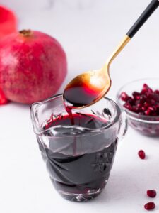 رب انار طبیعی ژیوار در ظرف شیشه‌ای با رنگ قرمز غلیظ