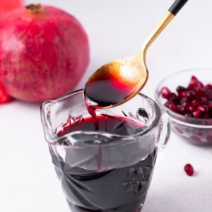 رب انار طبیعی ژیوار در ظرف شیشه‌ای با رنگ قرمز غلیظ