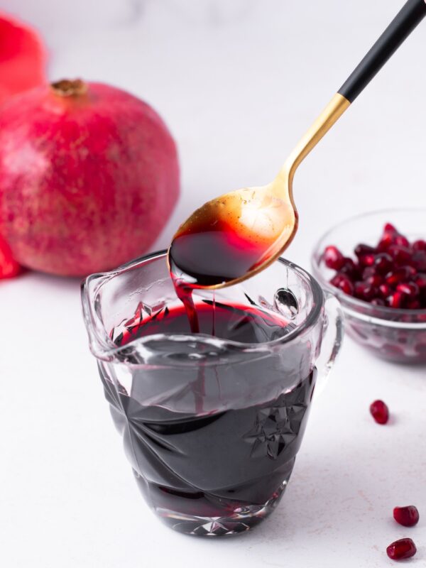 رب انار طبیعی ژیوار در ظرف شیشه‌ای با رنگ قرمز غلیظ