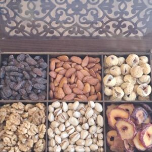 جعبه هدیه آجیل طرح ۱ شامل پسته خام، مویز، بادام و گردو با بسته‌بندی اسلیمی
