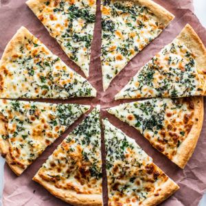 pizza-with-salami-spice تصویر پیتزا با آویشن خرد شده بر روی آن و استفاده از ادویه سالامی برای طعم فوق العاده به آن .