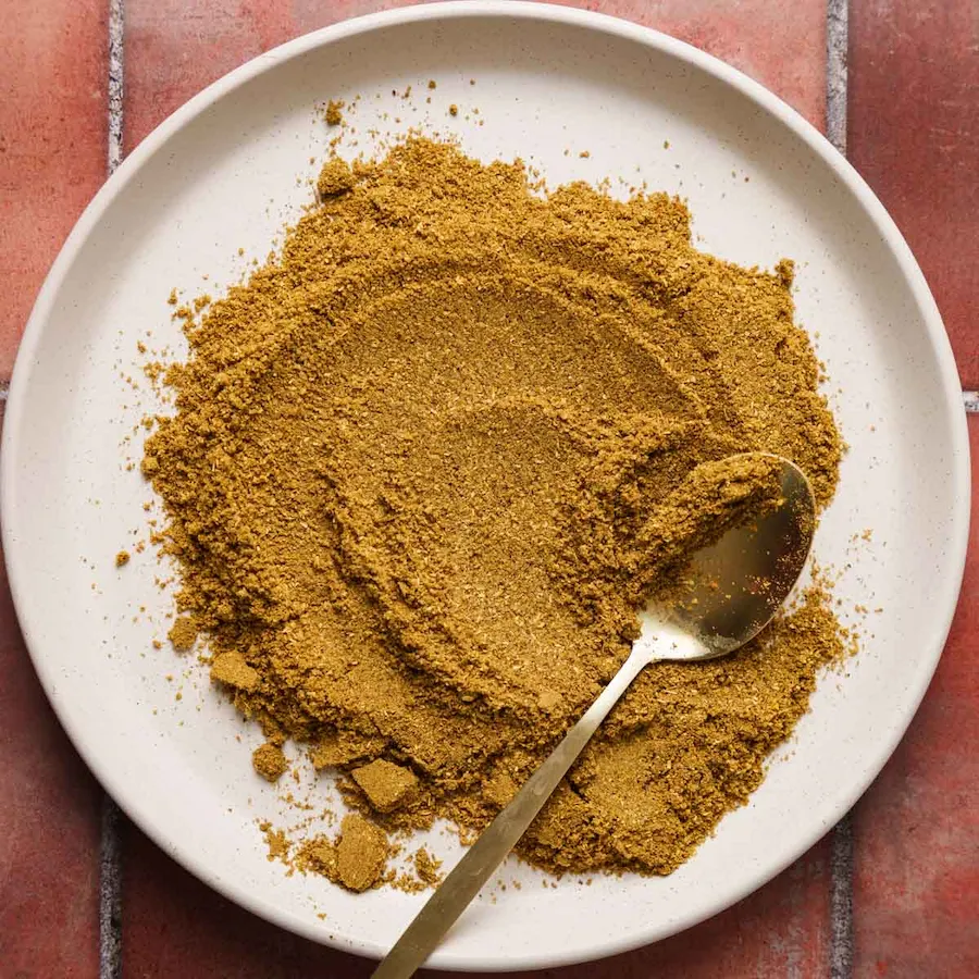 پودر ادویه کاری باکیفیت مناسب برای طعمدهی به مرغ و انواع خورش کاری
