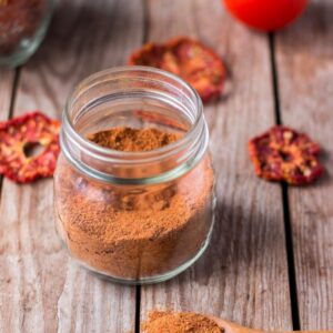 پودر گوجه خالص ژیوار با طعم غنی و رنگ طبیعی، برای تهیه انواع سس گوجه خانگی، پیتزا، لازانیا و پاستا