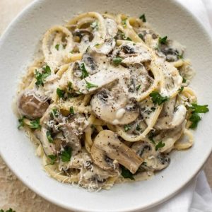 ادویه سیر و کره در چه غذاهایی استفتده می شود ؟ پاستا و قارچ با ادویه سیر و کره . غذای کرمی و خوشعطر با طعم طبیعی سیر و کره.