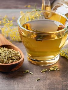 فنجان دمنوش رازیانه گرم و معطر – نوشیدنی گیاهی طبیعی