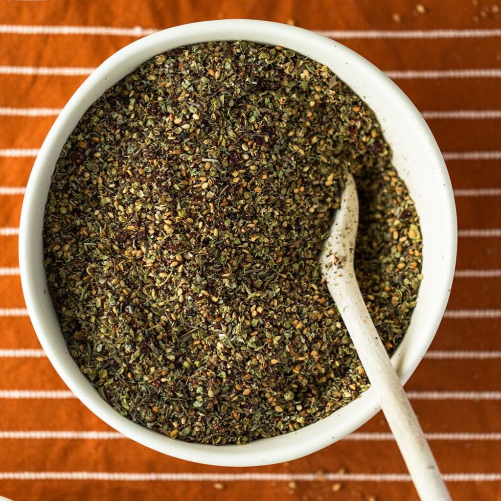 ادویه زعتر ممتاز ترکیب گیاهان کوهی معطر مانند آویشن، سماق و دانه‌های کنجد برشته