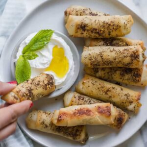 خوراک مرغ و گوشت رل شده با قارچ و خمیر یوفکا، تزئین شده با ادویه زعتر لبنانی تازه
