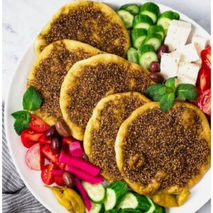 نان تازه با روغن زیتون و ادویه زعتر لبنانی برای صبحانه یا عصرانه خوشعطر