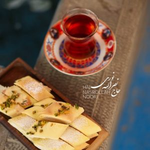 شیرینی کاک نباتی سنتی سرو شده همراه با چای برای پذیرایی