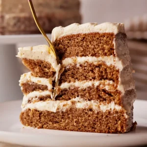 افزودن پودر جوز هندی به دسرها و شیرینیها مانند کیک، پای سیب، پودینگ و بستنی برای طعم و عطر گرم و دلانگیز