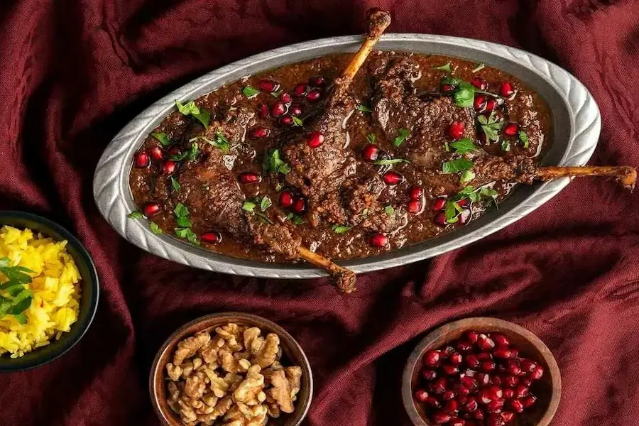 استفاده از ادویه کاری در خورشت فسنجان برای ایجاد طعم خاص و معطر در این غذای سنتی ایرانی
