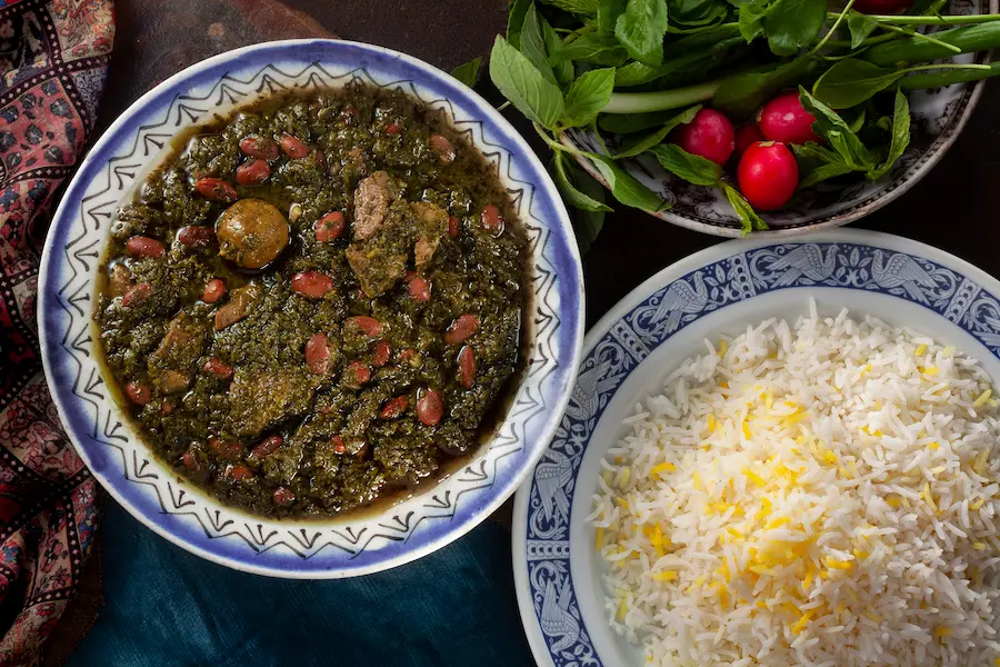 استفاده از ادویه کاری در خورشت قورمه سبزی برای ایجاد عطر و طعمی متفاوت در این غذای سنتی ایرانی
