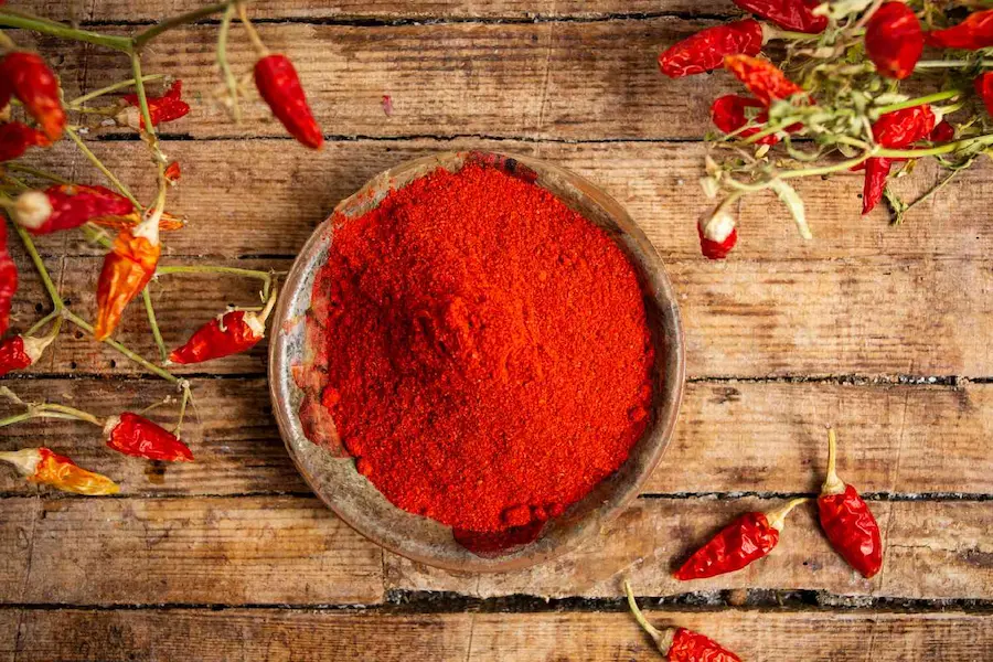 فلفل پاپریکا قرمز تازه که پس از خشک و آسیاب شدن به پودر پاپریکا تبدیل میشود و به غذاها رنگ قرمز، عطر ملایم و طعمی کمی شیرین و دودی میدهد.