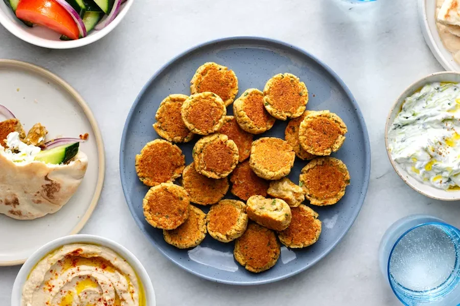 طرز تهیه فلافل رژیمی در فر با ادویههای معطر برای داشتن فلافلی سالم و کمروغن