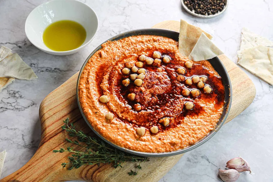 تزیین ماست و دیپ با ادویه پول بیبر برای زیبایی سفره