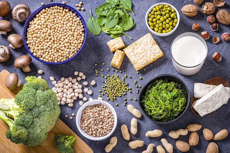 منابع پروتئین گیاهی و مواد مغذی در رژیم غذایی سالم شامل حبوبات، سبزیجات و مغزها