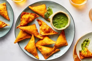 طرز تهیه سمبوسه هندی ترد و خوشمزه با سیب زمینی و ادویه های معطر ژیوار