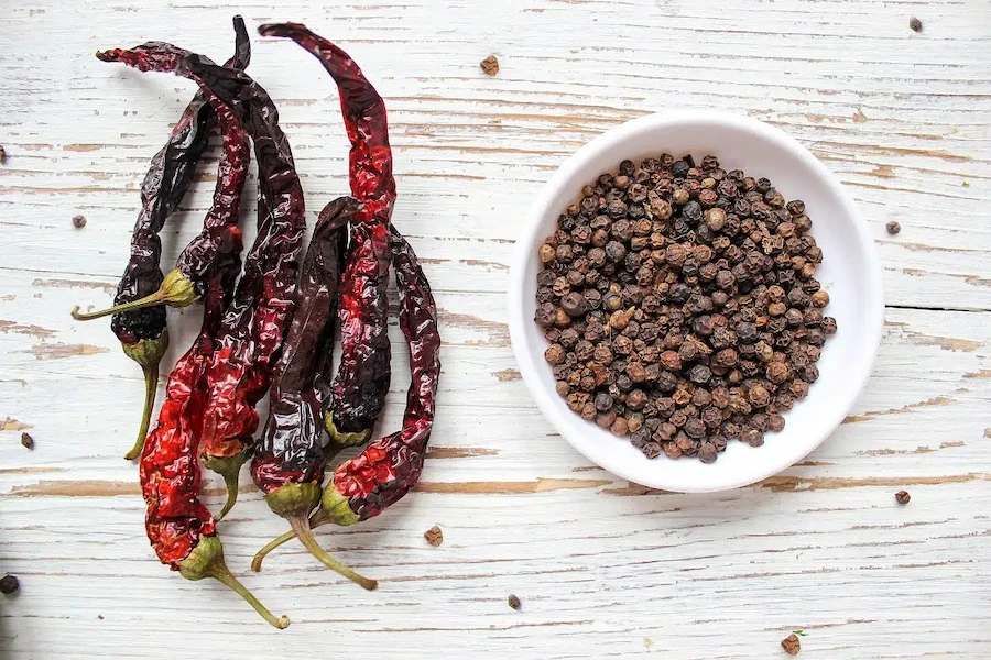 مقایسه فواید فلفل قرمز و فلفل سیاه برای سلامتی و چربیسوزی در رژیمهای غذایی