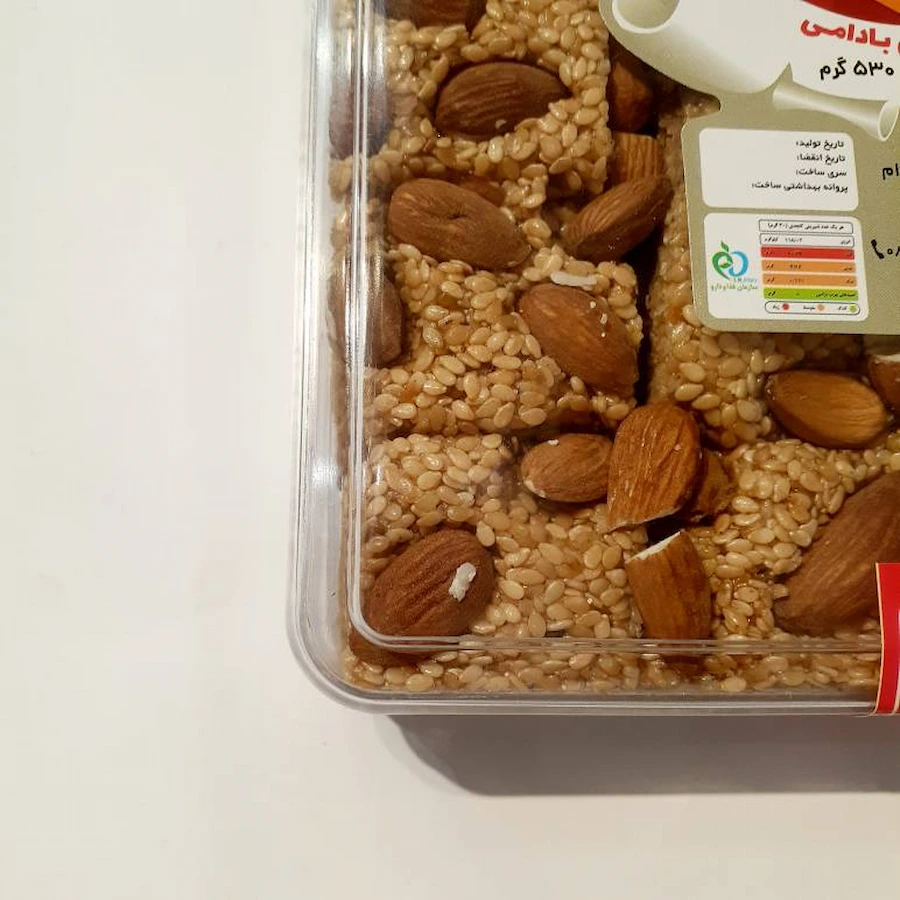 نمای نزدیک از بافت نرم شیرینی کنجدی ژیوار؛ میانوعده سنتی، مقوی و خوشطعم با عسل طبیعی و کنجد تازه بو داده